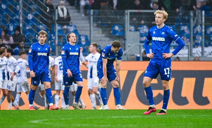Marcel Franke (Karlsruher SC) geht enttauscht in die Knie nach dem zweiten Gegentor waehrend des Spiels der 2. Bundesliga zwischen Karlsruher SC und SC Paderborn im BBBank Wildpark am 13. December 2025 in Karlsruhe, Deutschland. (Foto von Silas Schüller DeFodi Images) +++ Marcel Franke (Karlsruher SC) looks dejected after conceding a goal during the 2. Bundesliga match between Karlsruher SC and SC Paderborn at BBBank Wildpark on December 13, 2025 in Karlsruhe, Germany. (Photo by Silas Schüller DeFodi Images) DFB DFL REGULATIONS PROHIBIT ANY USE OF PHOTOGRAPHS AS IMAGE SEQUENCES AND OR QUASI-VIDEO. (Photo by Silas Schueller DeFodi Images)