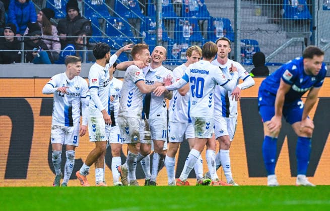 Laurin Curda (SC Paderborn) bejubelt sein Tor mit Sven Michel (SC Paderborn) und seinen Teamkollegen waehrend des Spiels der 2. Bundesliga zwischen Karlsruher SC und SC Paderborn im BBBank Wildpark am 13. December 2025 in Karlsruhe, Deutschland. (Foto von Silas Schüller DeFodi Images) +++ Laurin Curda (SC Paderborn) celebrates his goal with Sven Michel (SC Paderborn) and his teammates during the 2. Bundesliga match between Karlsruher SC and SC Paderborn at BBBank Wildpark on December 13, 2025 in Karlsruhe, Germany. (Photo by Silas Schüller DeFodi Images) DFB DFL REGULATIONS PROHIBIT ANY USE OF PHOTOGRAPHS AS IMAGE SEQUENCES AND OR QUASI-VIDEO. (Photo by Silas Schueller DeFodi Images)