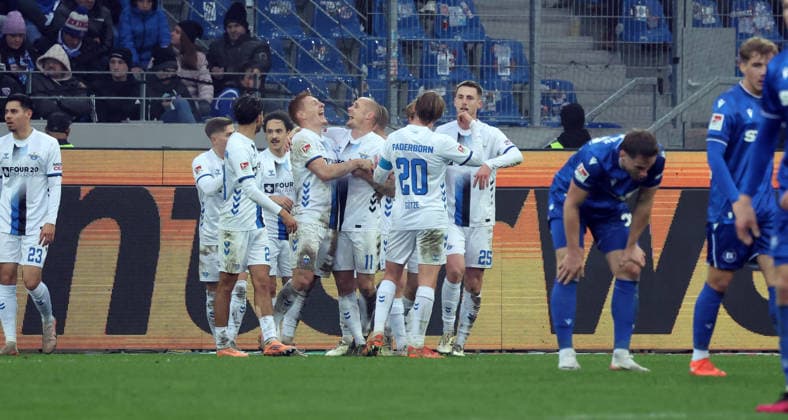 13.12.25 Karlsruher SC - SC Paderborn 07 Deutschland, Karlsruhe, 13.12.2025, Fussball, 2. Bundesliga, Saison 2025 2026, Karlsruher SC - SC Paderborn 07: Laurin Curda (SC Paderborn 07); Jubel Tor 0:2 Curda.
