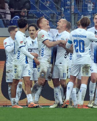 13.12.25 Karlsruher SC - SC Paderborn 07 Deutschland, Karlsruhe, 13.12.2025, Fussball, 2. Bundesliga, Saison 2025 2026, Karlsruher SC - SC Paderborn 07: Laurin Curda (SC Paderborn 07); Jubel Tor 0:2 Curda.