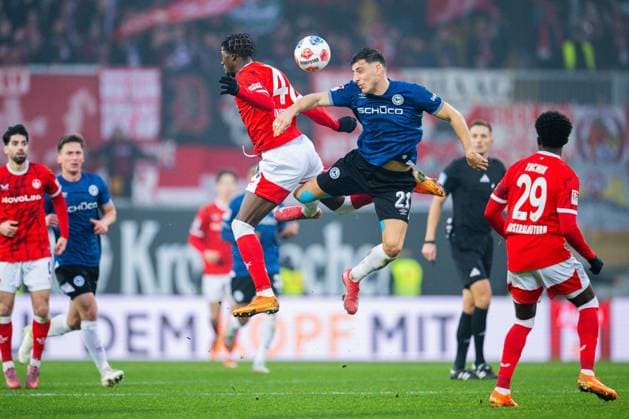 13.12.2025 - Fußball, 2025 2026, 2. Bundesliga, 16. Spieltag, DSC Arminia Bielefeld - 1. FC Kaiserslautern: (L-R) Faride Alidou (Kaiserslautern), Stefano Russo (Bielefeld) DFL REGULATIONS PROHIBIT ANY USE OF PHOTOGRAPHS AS IMAGE SEQUENCES AND OR QUASI-VIDEO.