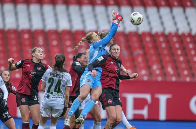 GER, Nürnberg, 1. FC Nürnberg vs VfL Wolfsburg, Google Pixel Bundesliga, Fussball, DFB, Spielzeit 2025 2026, Max-Morlock-Stadion, 13. Spieltag im Bild: Larissa Rusek (1. FC Nürnberg Frauen 21) wehrt eine Ecke ab DFB DFL REGULATIONS PROHIBIT ANY USE OF PHOTOGRAPHS AS IMAGE SEQUENCES AND OR QUASI-VIDEO, 13.12.2025 Copyright: HMBxMedia HendrikxHamelau
