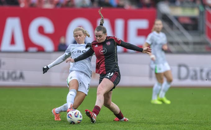 GER, Nürnberg, 1. FC Nürnberg vs VfL Wolfsburg, Google Pixel Bundesliga, Fussball, DFB, Spielzeit 2025 2026, Max-Morlock-Stadion, 13. Spieltag im Bild v.l.: Justine Kielland (VfL Wolfsburg 18), Jacqueline Baumgärtel (1. FC Nürnberg Frauen 20), Zweikampf DFB DFL REGULATIONS PROHIBIT ANY USE OF PHOTOGRAPHS AS IMAGE SEQUENCES AND OR QUASI-VIDEO, 13.12.2025 Copyright: HMBxMedia HendrikxHamelau