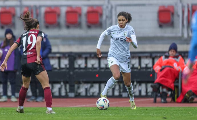 GER, Nürnberg, 1. FC Nürnberg vs VfL Wolfsburg, Google Pixel Bundesliga, Fussball, DFB, Spielzeit 2025 2026, Max-Morlock-Stadion, 13. Spieltag im Bild v.l.: Sanja Homann (1. FC Nürnberg Frauen 19), Cora Zicai (VfL Wolfsburg 28) DFB DFL REGULATIONS PROHIBIT ANY USE OF PHOTOGRAPHS AS IMAGE SEQUENCES AND OR QUASI-VIDEO, 13.12.2025 Copyright: HMBxMedia HendrikxHamelau