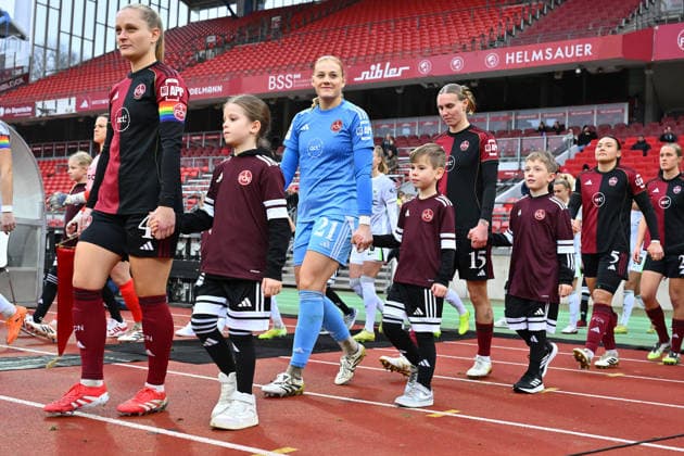 13.12.2025 - Fussball - Saison 2025 2026 - 1. Google Pixel Frauen Bundesliga - 13. Spieltag: 1. FC Nürnberg FCN ( Club Clubfrauen ) - VfL Wolfsburg - Sportfoto Zink - xwoxzix - Luisa Guttenberger (4, 1. FC Nürnberg FCN ) Larissa Rusek (21, 1. FC Nürnberg FCN ) Oliwia Wos (15, 1. FC Nürnberg FCN ) läuft ein