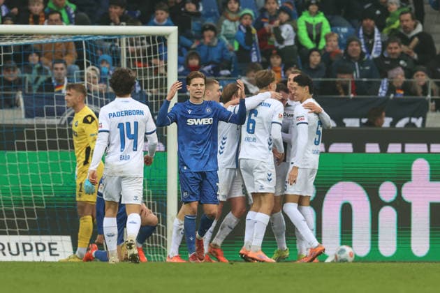 Dzenis Burnic (Karlsruher SC, 07) ist fassungslos nach dem 0:4, Karlsruher SC vs. SC Paderborn 07, 2. Bundesliga, 16. Spieltag, 2025 2026, 13.12.2025, DFL REGULATIONS PROHIBIT ANY USE OF PHOTOGRAPHS AS IMAGE SEQUENCES AND OR QUASI-VIDEO, Karlsruher SC vs. SC Paderborn 07, 2. Bundesliga, 16. Spieltag, 2025 2026, 13.12.2025 Karlsruhe