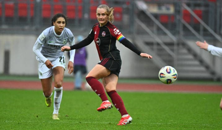 13.12.2025 - Fussball - Saison 2025 2026 - 1. Google Pixel Frauen Bundesliga - 13. Spieltag: 1. FC Nürnberg FCN ( Club Clubfrauen ) - VfL Wolfsburg - Sportfoto Zink - xwoxzix - Luisa Guttenberger (4, 1. FC Nürnberg FCN ) vor Cora Zicai (28, VfL Wolfsburg )