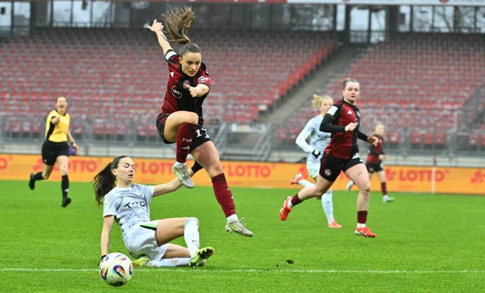 13.12.2025 - Fussball - Saison 2025 2026 - 1. Google Pixel Frauen Bundesliga - 13. Spieltag: 1. FC Nürnberg FCN ( Club Clubfrauen ) - VfL Wolfsburg - Sportfoto Zink - xwoxzix - Sanja Homann (19, 1. FC Nürnberg FCN ) Joelle Wedemeyer (24, VfL Wolfsburg )