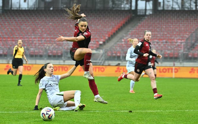 13.12.2025 - Fussball - Saison 2025 2026 - 1. Google Pixel Frauen Bundesliga - 13. Spieltag: 1. FC Nürnberg FCN ( Club Clubfrauen ) - VfL Wolfsburg - Sportfoto Zink - xwoxzix - Sanja Homann (19, 1. FC Nürnberg FCN ) Joelle Wedemeyer (24, VfL Wolfsburg )