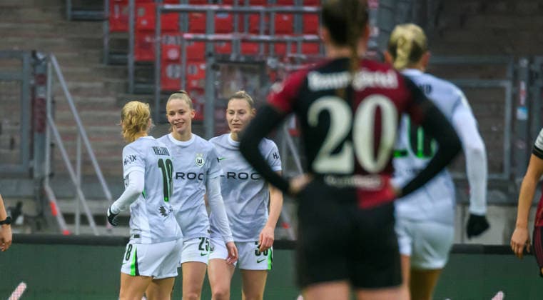 13.12.2025 - Fussball - Saison 2025 2026 - 1. Google Pixel Frauen Bundesliga - 13. Spieltag: 1. FC Nürnberg FCN ( Club Clubfrauen ) - VfL Wolfsburg - Sportfoto Zink - xwoxzix - Torjubel Jubel Freude nach Treffer Tor Torschuß zum 0:2 durch Vivien Endemann (25, VfL Wolfsburg ) - Jacqueline Baumgärtel Baumgaertel (20, 1. FC Nürnberg FCN ) enttäuscht Enttäuschung