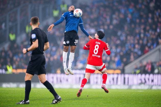 13.12.2025 - Fußball, 2025 2026, 2. Bundesliga, 16. Spieltag, DSC Arminia Bielefeld - 1. FC Kaiserslautern: (M) Isaiah Young (Bielefeld) DFL REGULATIONS PROHIBIT ANY USE OF PHOTOGRAPHS AS IMAGE SEQUENCES AND OR QUASI-VIDEO.