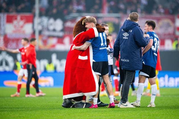 13.12.2025 - Fußball, 2025 2026, 2. Bundesliga, 16. Spieltag, DSC Arminia Bielefeld - 1. FC Kaiserslautern: (L-R) Lohmann (Maskottchen - Bielefeld), Joel Grodowski (Bielefeld) DFL REGULATIONS PROHIBIT ANY USE OF PHOTOGRAPHS AS IMAGE SEQUENCES AND OR QUASI-VIDEO.