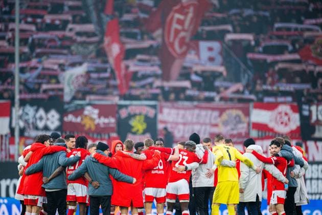 13.12.2025 - Fußball, 2025 2026, 2. Bundesliga, 16. Spieltag, DSC Arminia Bielefeld - 1. FC Kaiserslautern: Mannschaft (Kaiserslautern) vor den Fans (Kaiserslautern) DFL REGULATIONS PROHIBIT ANY USE OF PHOTOGRAPHS AS IMAGE SEQUENCES AND OR QUASI-VIDEO.