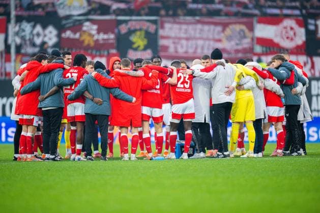 13.12.2025 - Fußball, 2025 2026, 2. Bundesliga, 16. Spieltag, DSC Arminia Bielefeld - 1. FC Kaiserslautern: Mannschaft (Kaiserslautern) vor den Fans (Kaiserslautern) DFL REGULATIONS PROHIBIT ANY USE OF PHOTOGRAPHS AS IMAGE SEQUENCES AND OR QUASI-VIDEO.