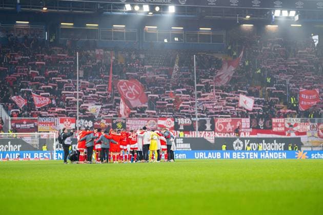 13.12.2025 - Fußball, 2025 2026, 2. Bundesliga, 16. Spieltag, DSC Arminia Bielefeld - 1. FC Kaiserslautern: Mannschaft (Kaiserslautern) vor den Fans (Kaiserslautern) DFL REGULATIONS PROHIBIT ANY USE OF PHOTOGRAPHS AS IMAGE SEQUENCES AND OR QUASI-VIDEO.