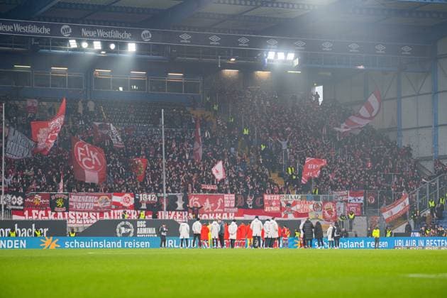 13.12.2025 - Fußball, 2025 2026, 2. Bundesliga, 16. Spieltag, DSC Arminia Bielefeld - 1. FC Kaiserslautern: Mannschaft (Kaiserslautern) vor den Fans (Kaiserslautern) DFL REGULATIONS PROHIBIT ANY USE OF PHOTOGRAPHS AS IMAGE SEQUENCES AND OR QUASI-VIDEO.
