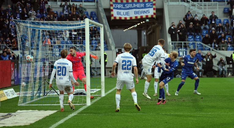 13.12.25 Karlsruher SC - SC Paderborn 07 Deutschland, Karlsruhe, 13.12.2025, Fussball, 2. Bundesliga, Saison 2025 2026, Karlsruher SC - SC Paderborn 07: Leon Opitz (Karlsruher SC); nicht gegebenes Tor.