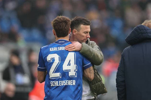 Nach der roten Karte fuer seinen Spieler Fabian Schleusener (Karlsruher SC, 24) da Christian Eichner (Karlsruher SC, Chef-Trainer), Karlsruher SC vs. SC Paderborn 07, 2. Bundesliga, 16. Spieltag, 2025 2026, 13.12.2025, DFL REGULATIONS PROHIBIT ANY USE OF PHOTOGRAPHS AS IMAGE SEQUENCES AND OR QUASI-VIDEO, Karlsruher SC vs. SC Paderborn 07, 2. Bundesliga, 16. Spieltag, 2025 2026, 13.12.2025 Karlsruhe
