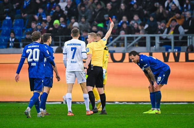 Schiedsrichter Timo Gansloweit zeigt Marcel Franke (Karlsruher SC) die Rote Karte waehrend des Spiels der 2. Bundesliga zwischen Karlsruher SC und SC Paderborn im BBBank Wildpark am 13. December 2025 in Karlsruhe, Deutschland. (Foto von Silas Schüller DeFodi Images) +++ Referee Timo Gansloweit shows Marcel Franke (Karlsruher SC) the red card during the 2. Bundesliga match between Karlsruher SC and SC Paderborn at BBBank Wildpark on December 13, 2025 in Karlsruhe, Germany. (Photo by Silas Schüller DeFodi Images) DFB DFL REGULATIONS PROHIBIT ANY USE OF PHOTOGRAPHS AS IMAGE SEQUENCES AND OR QUASI-VIDEO. (Photo by Silas Schueller DeFodi Images)