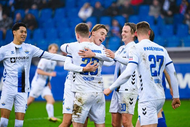 Tjark Scheller (SC Paderborn) und Luis Engelns (SC Paderborn) bejubeln mit ihrem Kollegen das vierte Tor ihres Team waehrend des Spiels der 2. Bundesliga zwischen Karlsruher SC und SC Paderborn im BBBank Wildpark am 13. December 2025 in Karlsruhe, Deutschland. (Foto von Silas Schüller DeFodi Images) +++ Tjark Scheller (SC Paderborn) und Luis Engelns (SC Paderborn) celebrate their team s fourth goal during the 2. Bundesliga match between Karlsruher SC and SC Paderborn at BBBank Wildpark on December 13, 2025 in Karlsruhe, Germany. (Photo by Silas Schüller DeFodi Images) DFB DFL REGULATIONS PROHIBIT ANY USE OF PHOTOGRAPHS AS IMAGE SEQUENCES AND OR QUASI-VIDEO. (Photo by Silas Schueller DeFodi Images)