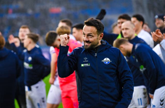 Trainer Ralf Kettemann (SC Paderborn) gestikuliert und bejubelt den Sieg nach dem Spiel der 2. Bundesliga zwischen Karlsruher SC und SC Paderborn im BBBank Wildpark am 13. December 2025 in Karlsruhe, Deutschland. (Foto von Silas Schüller DeFodi Images) +++ Coach Ralf Kettemann (SC Paderborn) gestures and celebrates the win after the 2. Bundesliga match between Karlsruher SC and SC Paderborn at BBBank Wildpark on December 13, 2025 in Karlsruhe, Germany. (Photo by Silas Schüller DeFodi Images) DFB DFL REGULATIONS PROHIBIT ANY USE OF PHOTOGRAPHS AS IMAGE SEQUENCES AND OR QUASI-VIDEO. (Photo by Silas Schueller DeFodi Images)