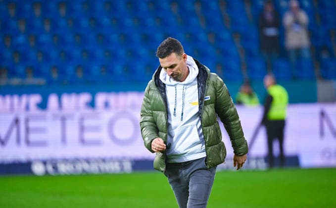 Trainer Christian Eichner (Karlsruher SC) ist enttaeuscht nach dem Spiel der 2. Bundesliga zwischen Karlsruher SC und SC Paderborn im BBBank Wildpark am 13. December 2025 in Karlsruhe, Deutschland. (Foto von Silas Schüller DeFodi Images) +++ Coach Christian Eichner (Karlsruher SC) looks dejected after the 2. Bundesliga match between Karlsruher SC and SC Paderborn at BBBank Wildpark on December 13, 2025 in Karlsruhe, Germany. (Photo by Silas Schüller DeFodi Images) DFB DFL REGULATIONS PROHIBIT ANY USE OF PHOTOGRAPHS AS IMAGE SEQUENCES AND OR QUASI-VIDEO. (Photo by Silas Schueller DeFodi Images)