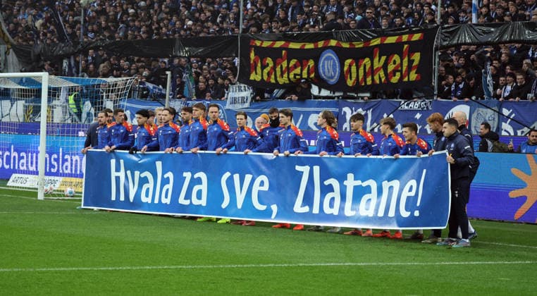 13.12.25 Karlsruher SC - SC Paderborn 07 Deutschland, Karlsruhe, 13.12.2025, Fussball, 2. Bundesliga, Saison 2025 2026, Karlsruher SC - SC Paderborn 07: Karlsruher SC Spieler Mannschaft Danke Plakat für den unter der Woche entlassenen Co-Trainer Zlatan Bajramovic.