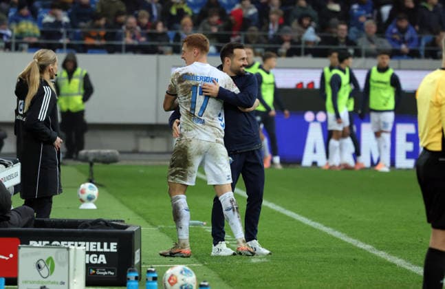 13.12.25 Karlsruher SC - SC Paderborn 07 Deutschland, Karlsruhe, 13.12.2025, Fussball, 2. Bundesliga, Saison 2025 2026, Karlsruher SC - SC Paderborn 07: v.l. Laurin Curda (SC Paderborn 07), Ralf Kettemann (Trainer SC Paderborn).