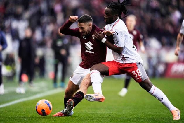 TorinoÕs Nikola Vlasic fights for the ball with Cremonese s Warren Bondo during the Serie A soccer match between Torino Fc and Cremonese at the Stadio Olimpico Grande Torino in Turin, north west Italy - Dicember 8, 2025. - Soccer  Copyright: xFabioxFerrari LaPressex