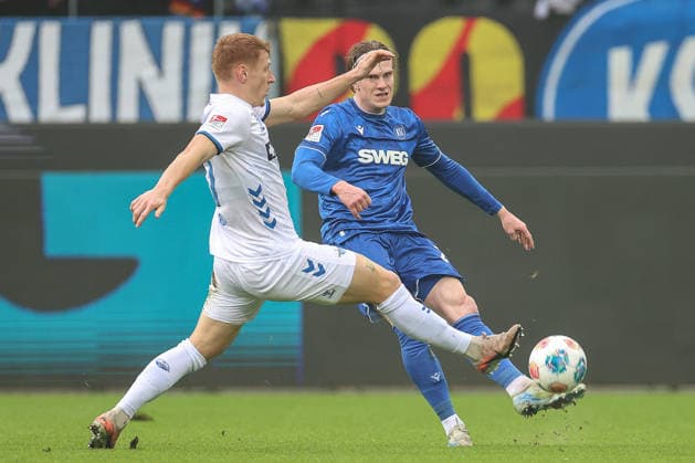 Laurin Curda (SC Paderborn 07, 17) presst David Herold (Karlsruher SC, 20), Karlsruher SC vs. SC Paderborn 07, 2. Bundesliga, 16. Spieltag, 2025 2026, 13.12.2025, DFL REGULATIONS PROHIBIT ANY USE OF PHOTOGRAPHS AS IMAGE SEQUENCES AND OR QUASI-VIDEO, Karlsruher SC vs. SC Paderborn 07, 2. Bundesliga, 16. Spieltag, 2025 2026, 13.12.2025 Karlsruhe
