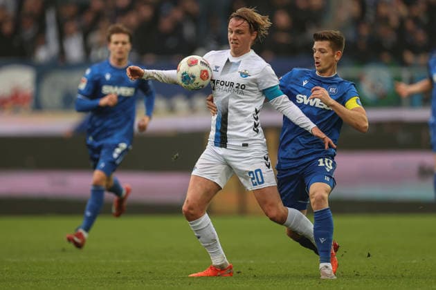 Felix Goetze (SC Paderborn 07, 20) im Zweikampf mit Marvin Wanitzek (Karlsruher SC, 10), Karlsruher SC vs. SC Paderborn 07, 2. Bundesliga, 16. Spieltag, 2025 2026, 13.12.2025, DFL REGULATIONS PROHIBIT ANY USE OF PHOTOGRAPHS AS IMAGE SEQUENCES AND OR QUASI-VIDEO, Karlsruher SC vs. SC Paderborn 07, 2. Bundesliga, 16. Spieltag, 2025 2026, 13.12.2025 Karlsruhe