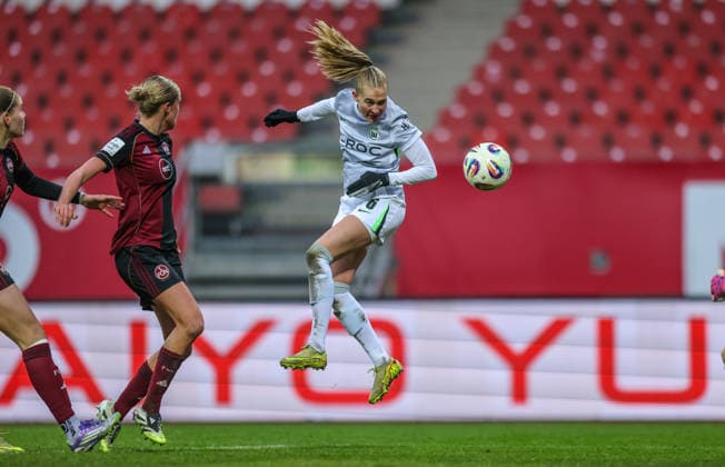GER, Nürnberg, 1. FC Nürnberg vs VfL Wolfsburg, Google Pixel Bundesliga, Fussball, DFB, Spielzeit 2025 2026, Max-Morlock-Stadion, 13. Spieltag im Bild: Kopfballchance Janina Minge (VfL Wolfsburg 6) DFB DFL REGULATIONS PROHIBIT ANY USE OF PHOTOGRAPHS AS IMAGE SEQUENCES AND OR QUASI-VIDEO, 13.12.2025 Copyright: HMBxMedia HendrikxHamelau