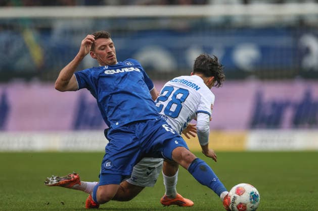 Nicolai Rapp (Karlsruher SC, 06) im Zweikampf mit Lucas Copado (SC Paderborn 07, 28), Karlsruher SC vs. SC Paderborn 07, 2. Bundesliga, 16. Spieltag, 2025 2026, 13.12.2025, DFL REGULATIONS PROHIBIT ANY USE OF PHOTOGRAPHS AS IMAGE SEQUENCES AND OR QUASI-VIDEO, Karlsruher SC vs. SC Paderborn 07, 2. Bundesliga, 16. Spieltag, 2025 2026, 13.12.2025 Karlsruhe