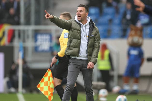 Christian Eichner (Karlsruher SC, Chef-Trainer) treibt seine mannschaft an, Karlsruher SC vs. SC Paderborn 07, 2. Bundesliga, 16. Spieltag, 2025 2026, 13.12.2025, DFL REGULATIONS PROHIBIT ANY USE OF PHOTOGRAPHS AS IMAGE SEQUENCES AND OR QUASI-VIDEO, Karlsruher SC vs. SC Paderborn 07, 2. Bundesliga, 16. Spieltag, 2025 2026, 13.12.2025 Karlsruhe