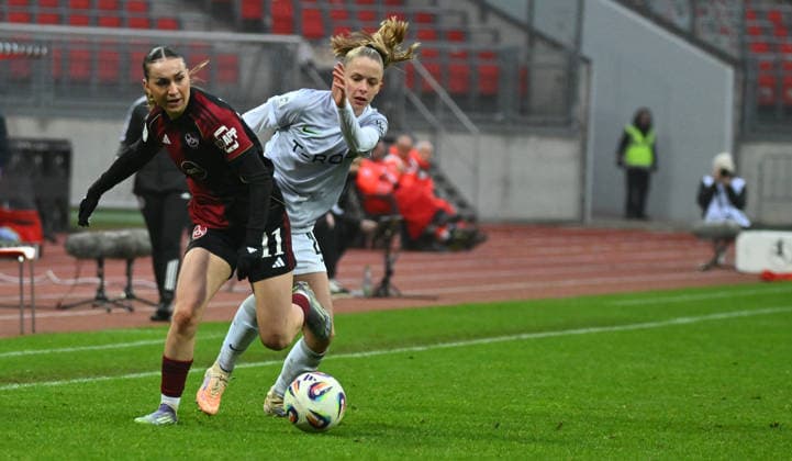 13.12.2025 - Fussball - Saison 2025 2026 - 1. Google Pixel Frauen Bundesliga - 13. Spieltag: 1. FC Nürnberg FCN ( Club Clubfrauen ) - VfL Wolfsburg - Sportfoto Zink - xwoxzix - Lara Meroni (11, 1. FC Nürnberg FCN ) Vivien Endemann (25, VfL Wolfsburg )