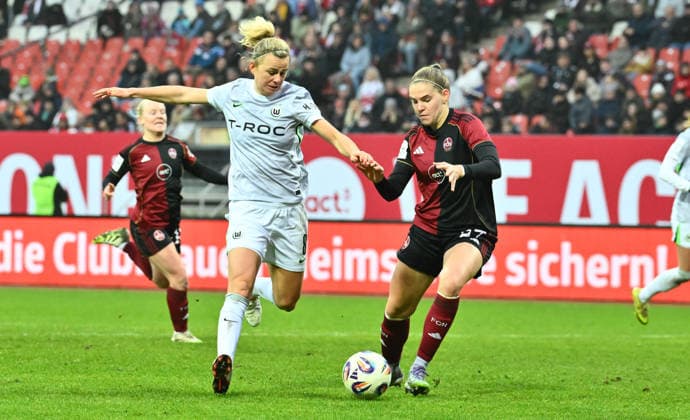 13.12.2025 - Fussball - Saison 2025 2026 - 1. Google Pixel Frauen Bundesliga - 13. Spieltag: 1. FC Nürnberg FCN ( Club Clubfrauen ) - VfL Wolfsburg - Sportfoto Zink - xwoxzix - Lena Lattwein (8, VfL Wolfsburg ) Beatrix Fördös Foerdoes (27, 1. FC Nürnberg FCN )