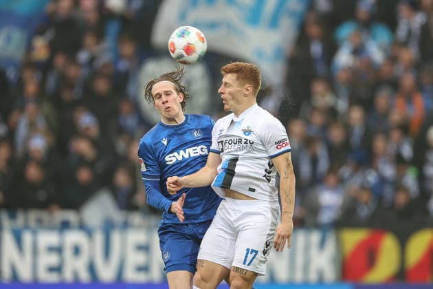 Laurin Curda (SC Paderborn 07, 17) und David Herold (Karlsruher SC, 20) im Zweikampf, Karlsruher SC vs. SC Paderborn 07, 2. Bundesliga, 16. Spieltag, 2025 2026, 13.12.2025, DFL REGULATIONS PROHIBIT ANY USE OF PHOTOGRAPHS AS IMAGE SEQUENCES AND OR QUASI-VIDEO, Karlsruher SC vs. SC Paderborn 07, 2. Bundesliga, 16. Spieltag, 2025 2026, 13.12.2025 Karlsruhe