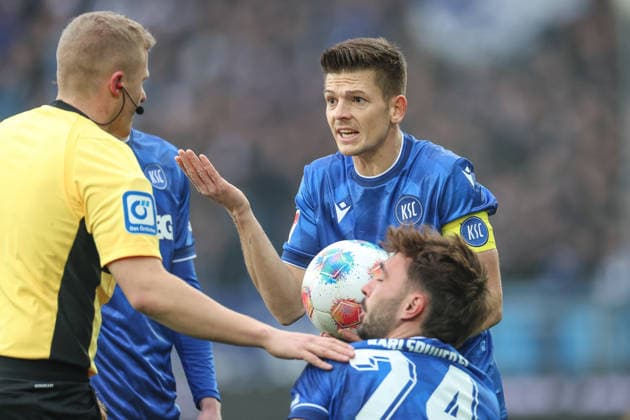 Marvin Wanitzek (Karlsruher SC, 10) hat Redebedarf mit dem Schiri Fabian Schleusener (Karlsruher SC, 24), Karlsruher SC vs. SC Paderborn 07, 2. Bundesliga, 16. Spieltag, 2025 2026, 13.12.2025, DFL REGULATIONS PROHIBIT ANY USE OF PHOTOGRAPHS AS IMAGE SEQUENCES AND OR QUASI-VIDEO, Karlsruher SC vs. SC Paderborn 07, 2. Bundesliga, 16. Spieltag, 2025 2026, 13.12.2025 Karlsruhe