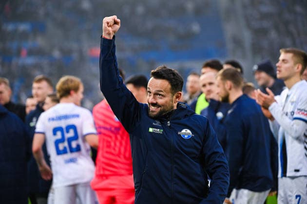 Trainer Ralf Kettemann (SC Paderborn) bejubelt den Sieg mit den Fans des SC Paderborn nach dem Spiel der 2. Bundesliga zwischen Karlsruher SC und SC Paderborn im BBBank Wildpark am 13. December 2025 in Karlsruhe, Deutschland. (Foto von Silas Schüller DeFodi Images) +++ Coach Ralf Kettemann (SC Paderborn) celebrates the win with the Fans of SC Paderborn after the 2. Bundesliga match between Karlsruher SC and SC Paderborn at BBBank Wildpark on December 13, 2025 in Karlsruhe, Germany. (Photo by Silas Schüller DeFodi Images) DFB DFL REGULATIONS PROHIBIT ANY USE OF PHOTOGRAPHS AS IMAGE SEQUENCES AND OR QUASI-VIDEO. (Photo by Silas Schueller DeFodi Images)