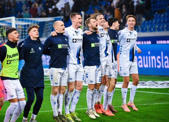 Sven Michel (SC Paderborn), Steffen Tigges (SC Paderborn), Sebastian Klaas (SC Paderborn), Felix Goetze (SC Paderborn) und Luis Engelns (SC Paderborn) lachen und bejubeln den Sieg mit ihren Fans nach dem Spiel der 2. Bundesliga zwischen Karlsruher SC und SC Paderborn im BBBank Wildpark am 13. December 2025 in Karlsruhe, Deutschland. (Foto von Silas Schüller DeFodi Images) +++ Sven Michel (SC Paderborn), Steffen Tigges (SC Paderborn), Sebastian Klaas (SC Paderborn), Felix Goetze (SC Paderborn) and Luis Engelns (SC Paderborn) laugh and celebrate the win after the 2. Bundesliga match between Karlsruher SC and SC Paderborn at BBBank Wildpark on December 13, 2025 in Karlsruhe, Germany. (Photo by Silas Schüller DeFodi Images) DFB DFL REGULATIONS PROHIBIT ANY USE OF PHOTOGRAPHS AS IMAGE SEQUENCES AND OR QUASI-VIDEO. (Photo by Silas Schueller DeFodi Images)