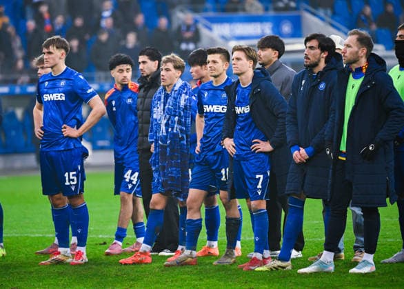 Dzenis Burnic (Karlsruher SC), Roko Simic (Karlsruher SC), Marvin Wanitzek (Karlsruher SC) und Paul Scholl (Karlsruher SC) sind niedergeschlagen nach dem Spiel der 2. Bundesliga zwischen Karlsruher SC und SC Paderborn im BBBank Wildpark am 13. December 2025 in Karlsruhe, Deutschland. (Foto von Silas Schüller DeFodi Images) +++ Dzenis Burnic (Karlsruher SC), Roko Simic (Karlsruher SC), Marvin Wanitzek (Karlsruher SC) und Paul Scholl (Karlsruher SC) are disappointed after the 2. Bundesliga match between Karlsruher SC and SC Paderborn at BBBank Wildpark on December 13, 2025 in Karlsruhe, Germany. (Photo by Silas Schüller DeFodi Images) DFB DFL REGULATIONS PROHIBIT ANY USE OF PHOTOGRAPHS AS IMAGE SEQUENCES AND OR QUASI-VIDEO. (Photo by Silas Schueller DeFodi Images)