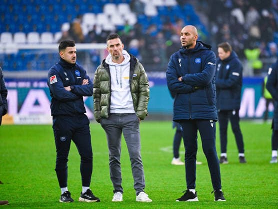 Trainer Christian Eichner (Karlsruher SC), Co-Trainer Daniel Gordon (Karlsruher SC) und Co-Trainer Sirus Motekallemi (Karlsruher SC) wirken frustriert nach dem Spiel der 2. Bundesliga zwischen Karlsruher SC und SC Paderborn im BBBank Wildpark am 13. December 2025 in Karlsruhe, Deutschland. (Foto von Silas Schüller DeFodi Images) +++ Coach Christian Eichner (Karlsruher SC), Assistant Coach Daniel Gordon (Karlsruher SC) and Assistant Coach Sirus Motekallemi (Karlsruher SC) look frustrated after the 2. Bundesliga match between Karlsruher SC and SC Paderborn at BBBank Wildpark on December 13, 2025 in Karlsruhe, Germany. (Photo by Silas Schüller DeFodi Images) DFB DFL REGULATIONS PROHIBIT ANY USE OF PHOTOGRAPHS AS IMAGE SEQUENCES AND OR QUASI-VIDEO. (Photo by Silas Schueller DeFodi Images)