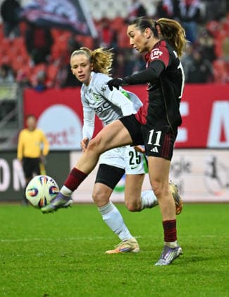 13.12.2025 - Fussball - Saison 2025 2026 - 1. Google Pixel Frauen Bundesliga - 13. Spieltag: 1. FC Nürnberg FCN ( Club Clubfrauen ) - VfL Wolfsburg - Sportfoto Zink - xwoxzix - Lara Meroni (11, 1. FC Nürnberg FCN ) vor Vivien Endemann (25, VfL Wolfsburg )
