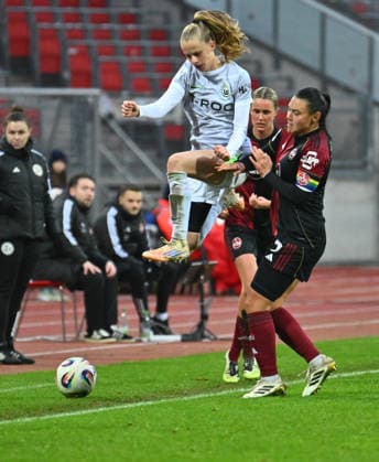 13.12.2025 - Fussball - Saison 2025 2026 - 1. Google Pixel Frauen Bundesliga - 13. Spieltag: 1. FC Nürnberg FCN ( Club Clubfrauen ) - VfL Wolfsburg - Sportfoto Zink - xwoxzix - Vivien Endemann (25, VfL Wolfsburg ) Clara Fröhlich Froehlich (5, 1. FC Nürnberg FCN )