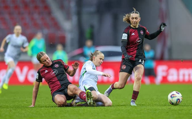 GER, Nürnberg, 1. FC Nürnberg vs VfL Wolfsburg, Google Pixel Bundesliga, Fussball, DFB, Spielzeit 2025 2026, Max-Morlock-Stadion, 13. Spieltag im Bild v.l.: Beatrix FördÅ‘s (1. FC Nürnberg Frauen 27), Vivien Endemann (VfL Wolfsburg 25), Lara Meroni (1. FC Nürnberg Frauen 11), Zweikampf DFB DFL REGULATIONS PROHIBIT ANY USE OF PHOTOGRAPHS AS IMAGE SEQUENCES AND OR QUASI-VIDEO, 13.12.2025 Copyright: HMBxMedia HendrikxHamelau