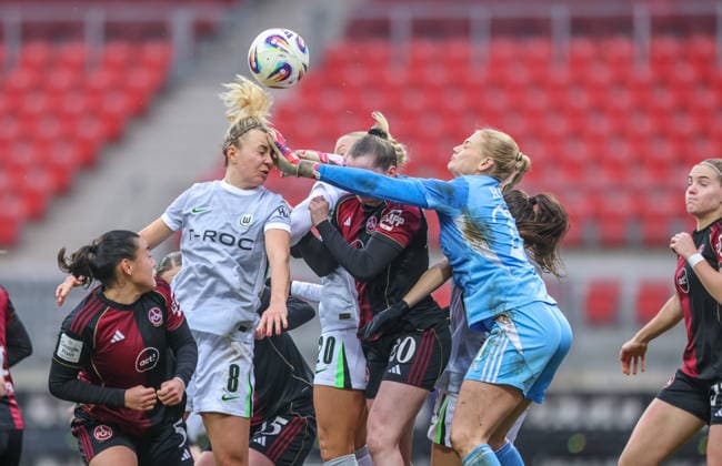 GER, Nürnberg, 1. FC Nürnberg vs VfL Wolfsburg, Google Pixel Bundesliga, Fussball, DFB, Spielzeit 2025 2026, Max-Morlock-Stadion, 13. Spieltag im Bild v.l.: Kopfballchance für Lena Lattwein (VfL Wolfsburg 8), Guro Bergsvand (VfL Wolfsburg 20), Jacqueline Baumgärtel (1. FC Nürnberg Frauen 20), Larissa Rusek (1. FC Nürnberg Frauen 21) DFB DFL REGULATIONS PROHIBIT ANY USE OF PHOTOGRAPHS AS IMAGE SEQUENCES AND OR QUASI-VIDEO, 13.12.2025 Copyright: HMBxMedia HendrikxHamelau