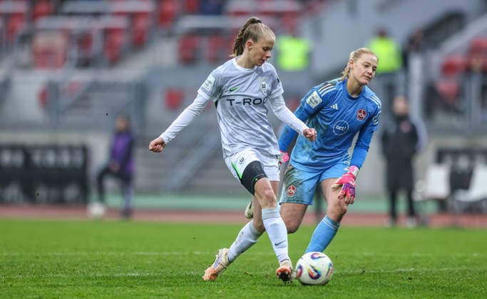 GER, Nürnberg, 1. FC Nürnberg vs VfL Wolfsburg, Google Pixel Bundesliga, Fussball, DFB, Spielzeit 2025 2026, Max-Morlock-Stadion, 13. Spieltag im Bild v.l.: Vivien Endemann (VfL Wolfsburg 25) umkurvt Larissa Rusek (1. FC Nürnberg Frauen 21) und erzielt das Tor zum 0:2 DFB DFL REGULATIONS PROHIBIT ANY USE OF PHOTOGRAPHS AS IMAGE SEQUENCES AND OR QUASI-VIDEO, 13.12.2025 Copyright: HMBxMedia HendrikxHamelau