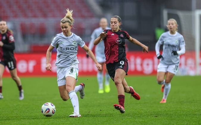 GER, Nürnberg, 1. FC Nürnberg vs VfL Wolfsburg, Google Pixel Bundesliga, Fussball, DFB, Spielzeit 2025 2026, Max-Morlock-Stadion, 13. Spieltag im Bild v.l.: Lena Lattwein (VfL Wolfsburg 8), Laura Miller (1. FC Nürnberg Frauen 9) DFB DFL REGULATIONS PROHIBIT ANY USE OF PHOTOGRAPHS AS IMAGE SEQUENCES AND OR QUASI-VIDEO, 13.12.2025 Copyright: HMBxMedia HendrikxHamelau