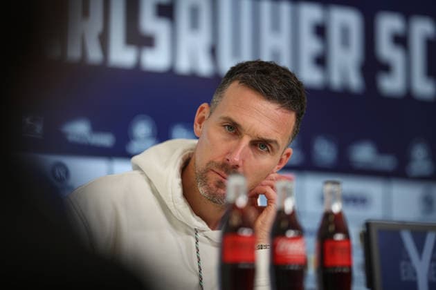 Christian Eichner (Karlsruher SC, Chef-Trainer) bei der PK nach dem Spiel, Karlsruher SC vs. SC Paderborn 07, 2. Bundesliga, 16. Spieltag, 2025 2026, 13.12.2025, DFL REGULATIONS PROHIBIT ANY USE OF PHOTOGRAPHS AS IMAGE SEQUENCES AND OR QUASI-VIDEO, Karlsruher SC vs. SC Paderborn 07, 2. Bundesliga, 16. Spieltag, 2025 2026, 13.12.2025 Karlsruhe