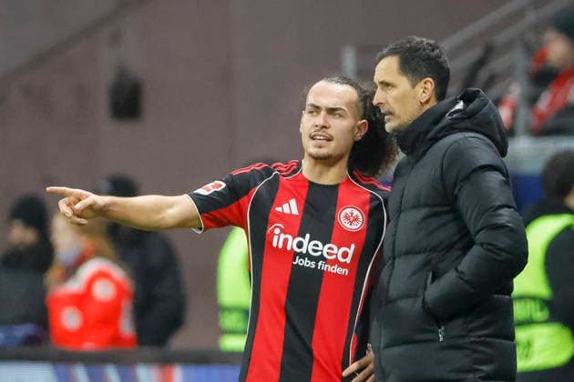 Arthur Theate (Eintracht Frankfurt, 03) und Dino Toppmöller, Toppmoller (Eintracht Frankfurt, Trainer) im Dialog , Deutschland, Fussball, 1. Bundesliga, 14.Spieltag, 2025 2026, Eintracht Frankfurt vs. FC Augsburg, 13.12.2025, Deutsche-Bank-Park, Frankfurt am Main, Deutschland Frankfurt am Main Deutsche-Bank-Park Hessen Deutschland Copyright: xGrantxHubbsx
